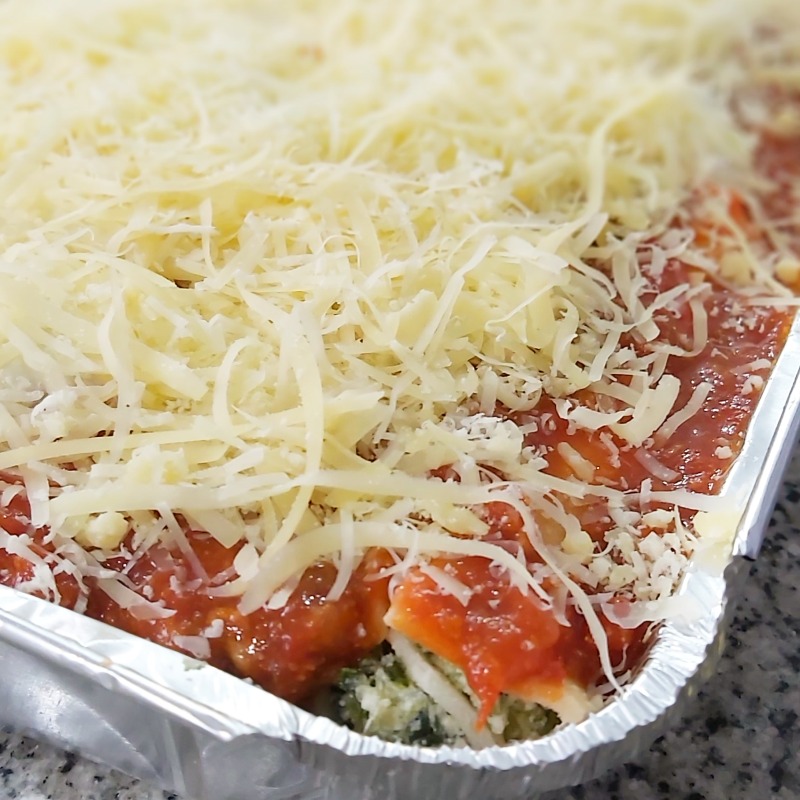 Canelones (bandeja) listos para horno con salsa.